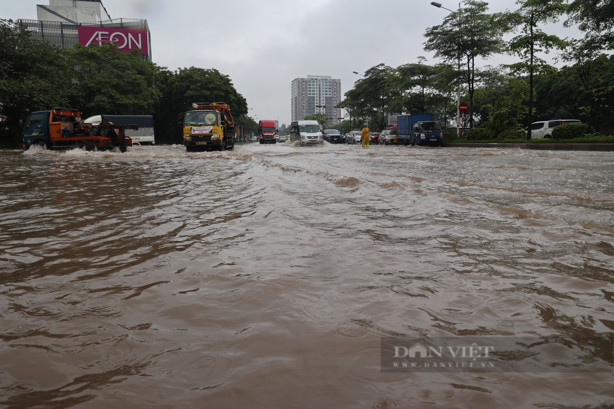 Hà Nội: Mưa lớn, nhiều tuyến đường ngập sâu khiến các phương tiện ùn tắc, không thể di chuyển - Ảnh 5.