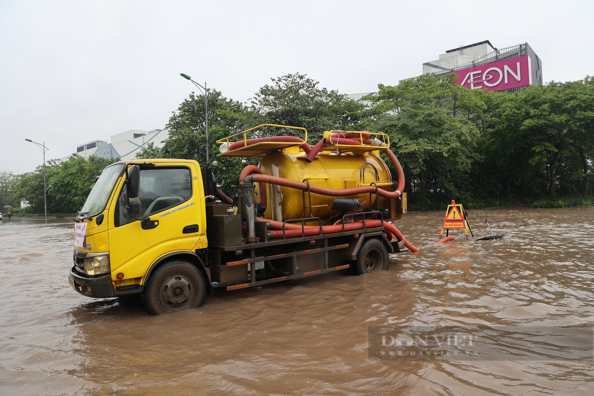 Hà Nội: Mưa lớn, nhiều tuyến đường ngập sâu khiến các phương tiện ùn tắc, không thể di chuyển - Ảnh 6.