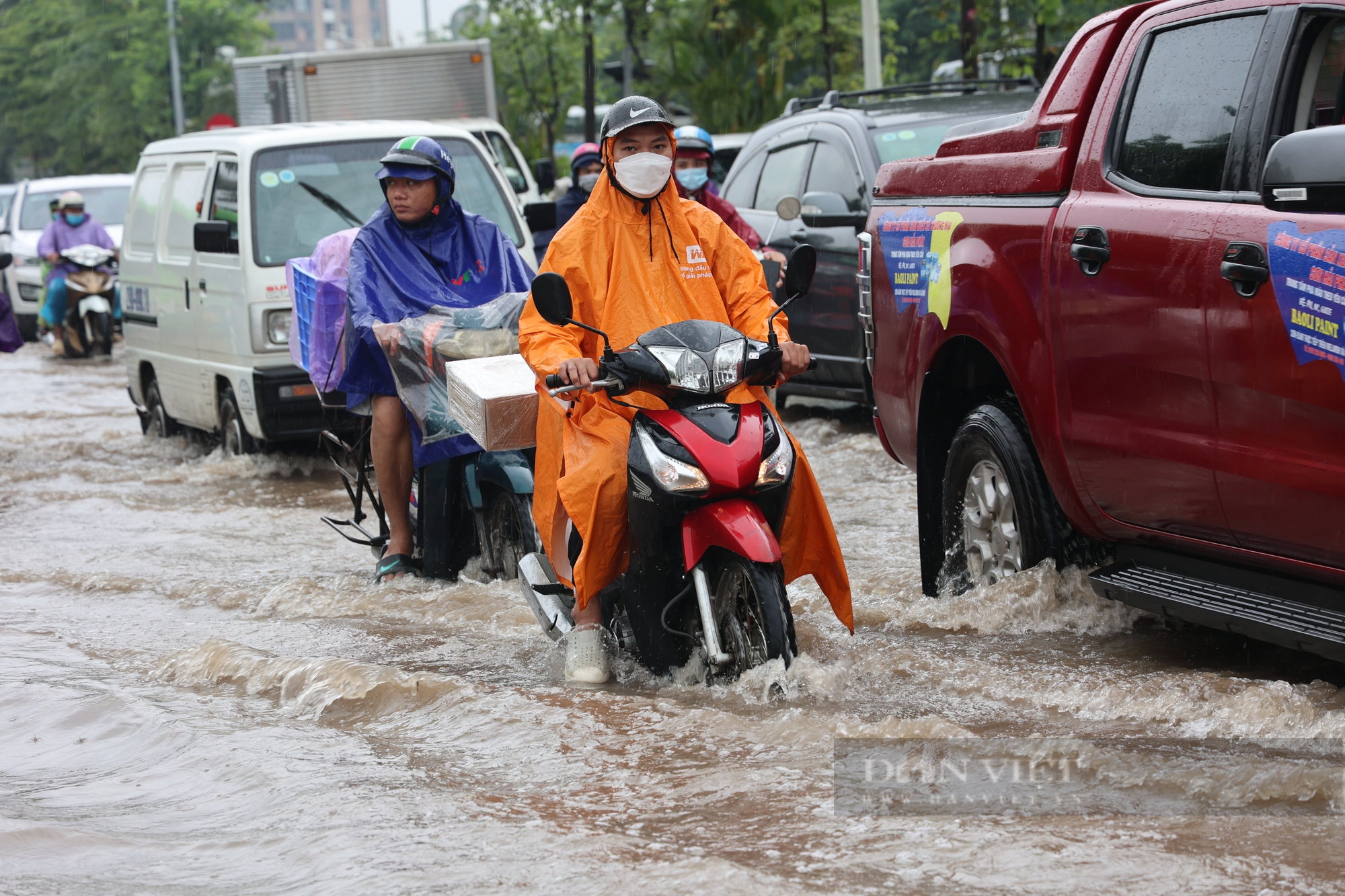 Hà Nội: Mưa lớn, nhiều tuyến đường ngập sâu khiến các phương tiện ùn tắc, không thể di chuyển - Ảnh 7.