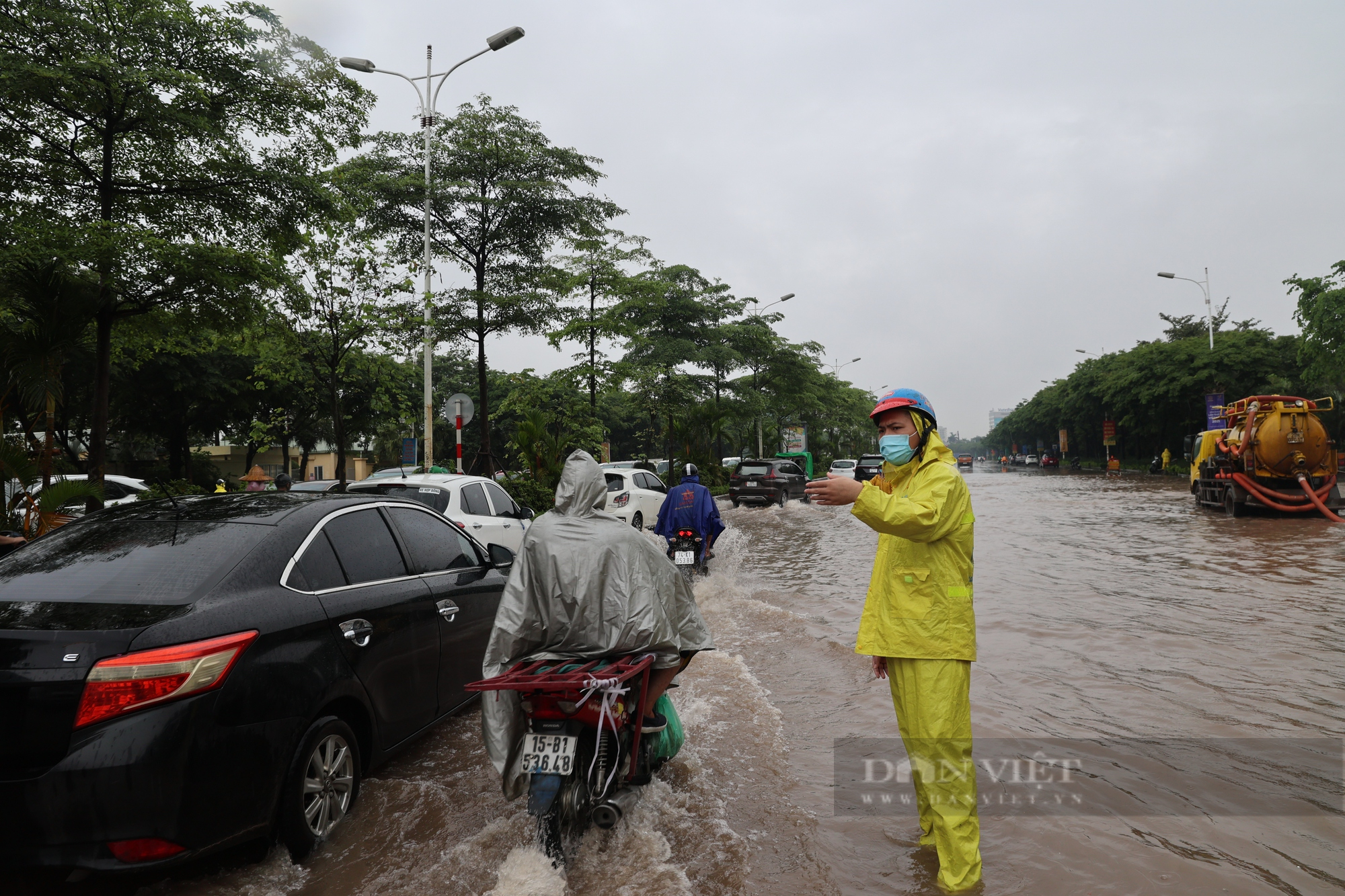 Hà Nội: Mưa lớn, nhiều tuyến đường ngập sâu khiến các phương tiện ùn tắc, không thể di chuyển - Ảnh 8.