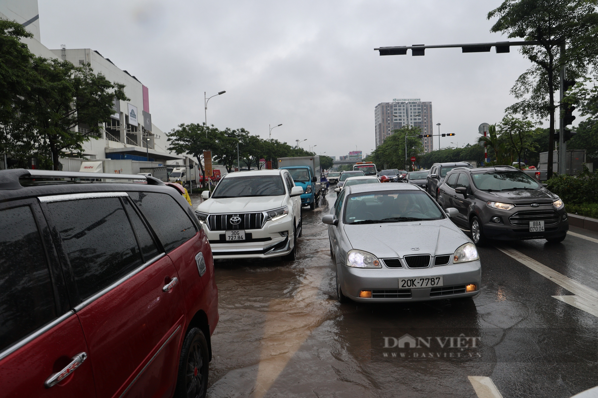 Hà Nội: Mưa lớn, nhiều tuyến đường ngập sâu khiến các phương tiện ùn tắc, không thể di chuyển - Ảnh 9.