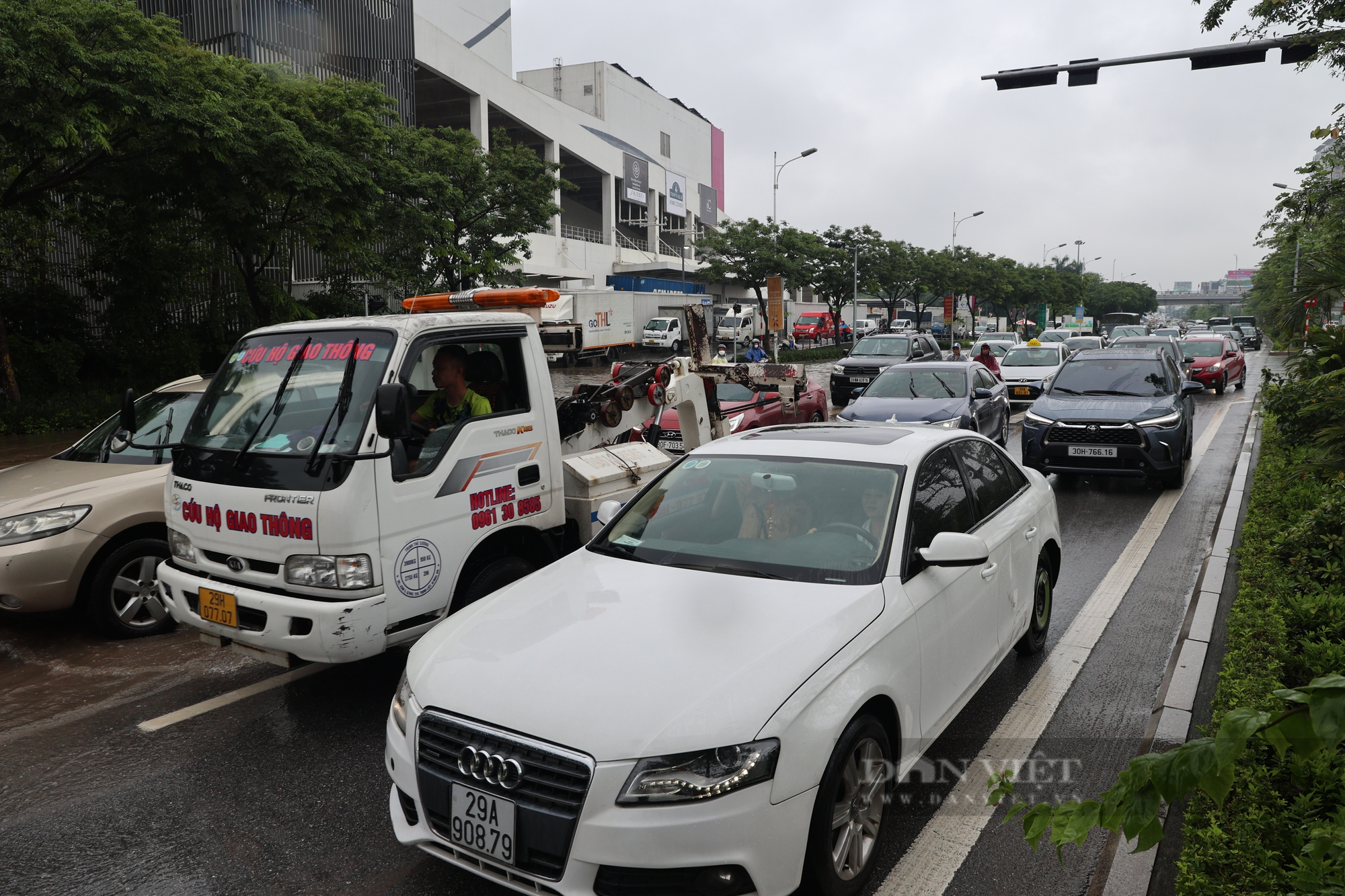 Hà Nội: Mưa lớn, nhiều tuyến đường ngập sâu khiến các phương tiện ùn tắc, không thể di chuyển - Ảnh 10.