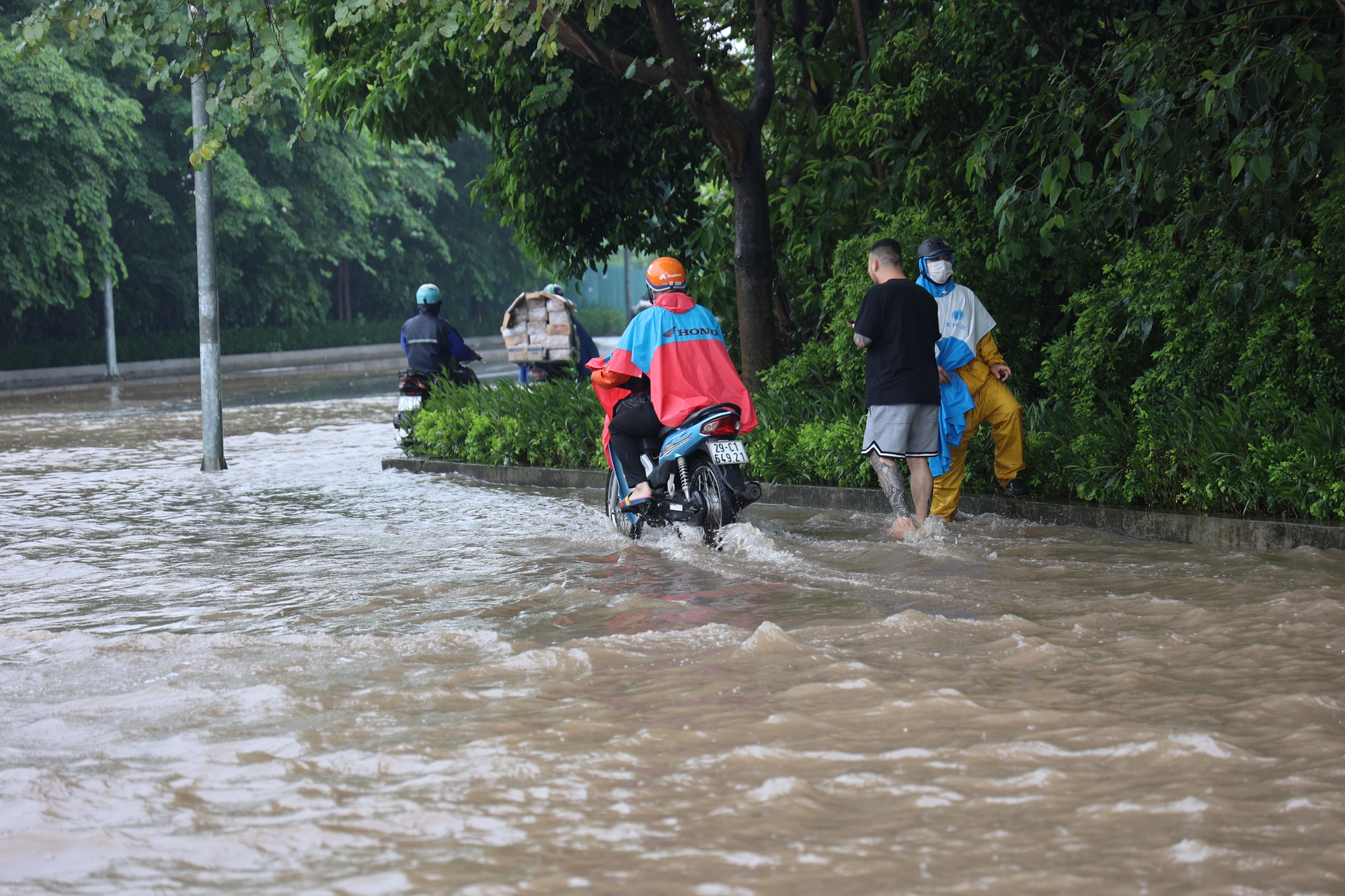 Hà Nội: Mưa lớn, nhiều tuyến đường ngập sâu khiến các phương tiện ùn tắc, không thể di chuyển - Ảnh 4.