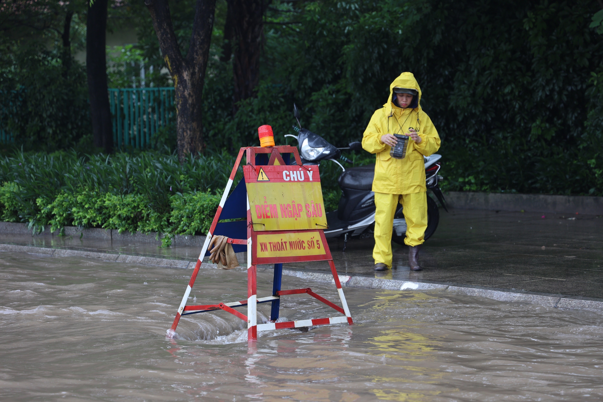 Hà Nội: Mưa lớn, nhiều tuyến đường ngập sâu khiến các phương tiện ùn tắc, không thể di chuyển - Ảnh 12.