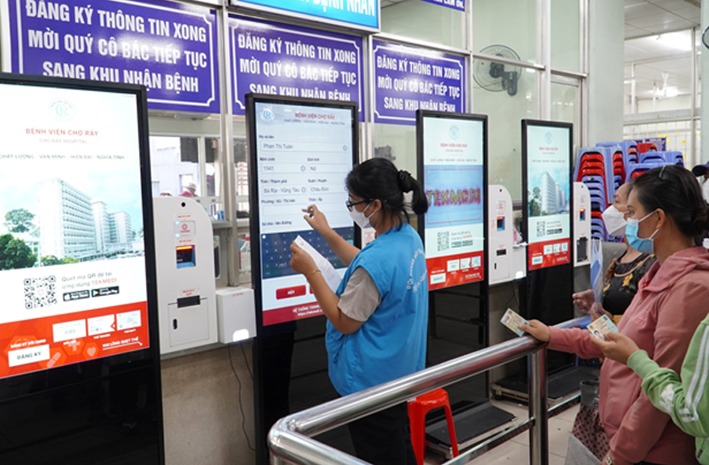 BHXH Việt Nam hướng dẫn thanh toán BHYT khi khám chữa bệnh bằng máy đặt, máy mượn - Ảnh 1.