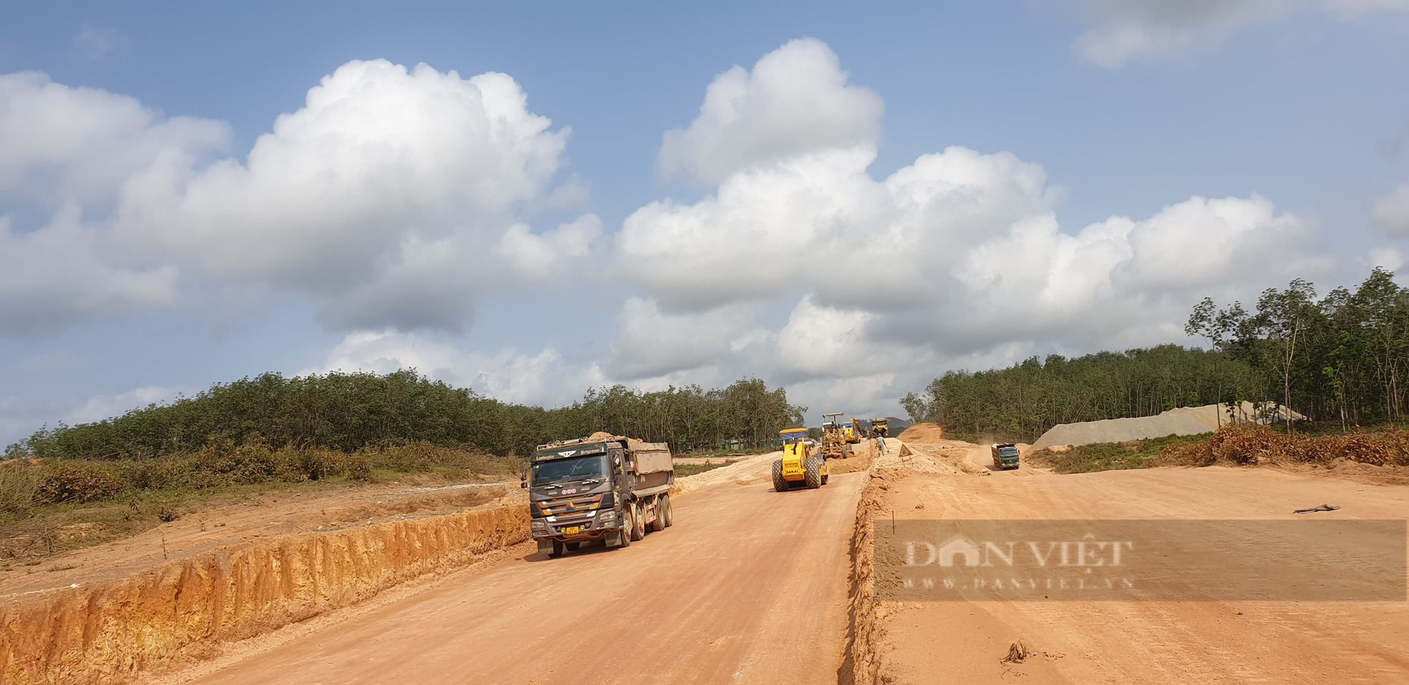 What did Minister Nguyen Van The present about the Ho Chi Minh road project?  - Photo 2.