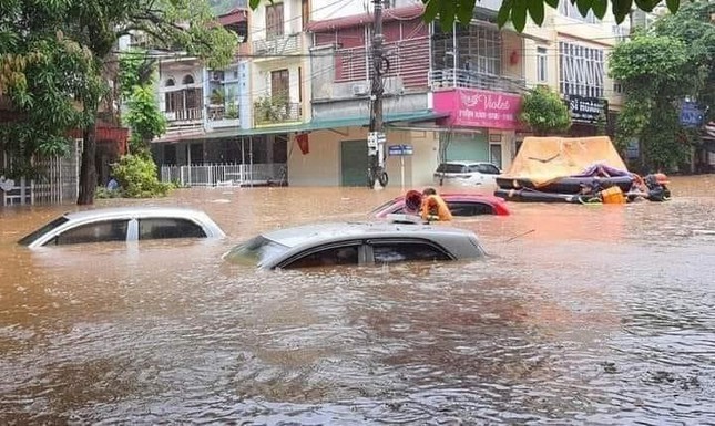 Những lưu ý khi lái ô tô vào mùa mưa lũ - Ảnh 4.