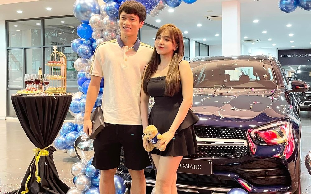 What does the Mercedes-Benz GLC 300 AMG that Hoang Duc U23 Vietnam have just bought, and how much does it cost?