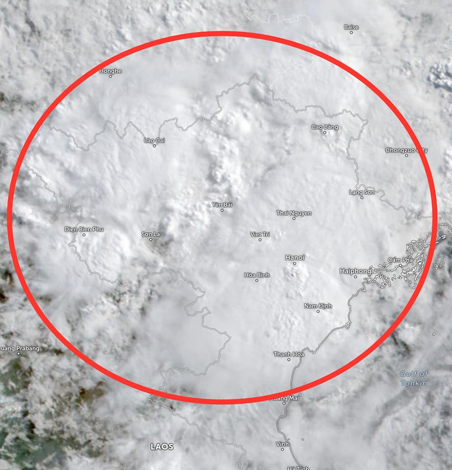 Một đám mây siêu to khổng lồ phủ kín Bắc Bộ, mưa sẽ xối xả từng cơn - Ảnh 1.