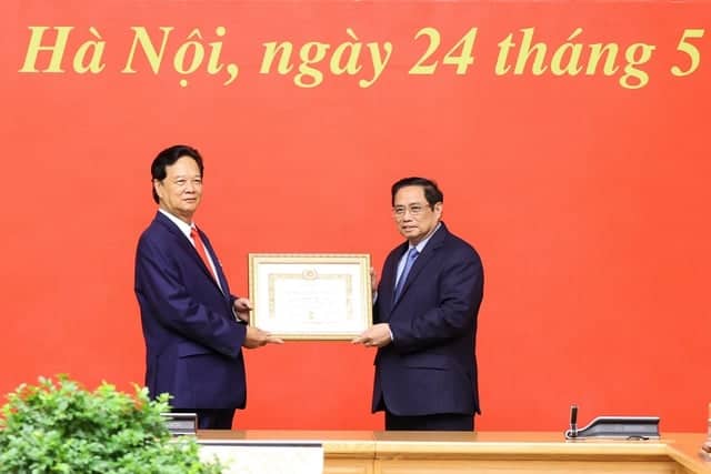 Nguyên Thủ tướng Nguyễn Tấn Dũng nhận Huy hiệu cao quý - Ảnh 1.