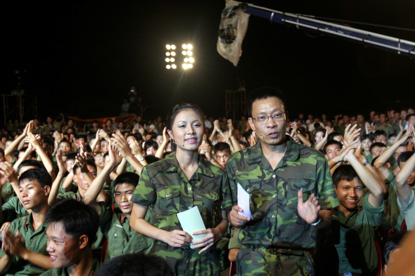 MC Hoàng Linh tiếc nuối khi không kịp nói lời tạm biệt khán giả của &quot;Chúng tôi là chiến sĩ&quot; - Ảnh 1.