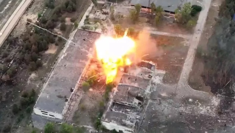 Ukraine's military released a video of bombing to destroy Russian hangars and self-propelled mortars - Photo 1.