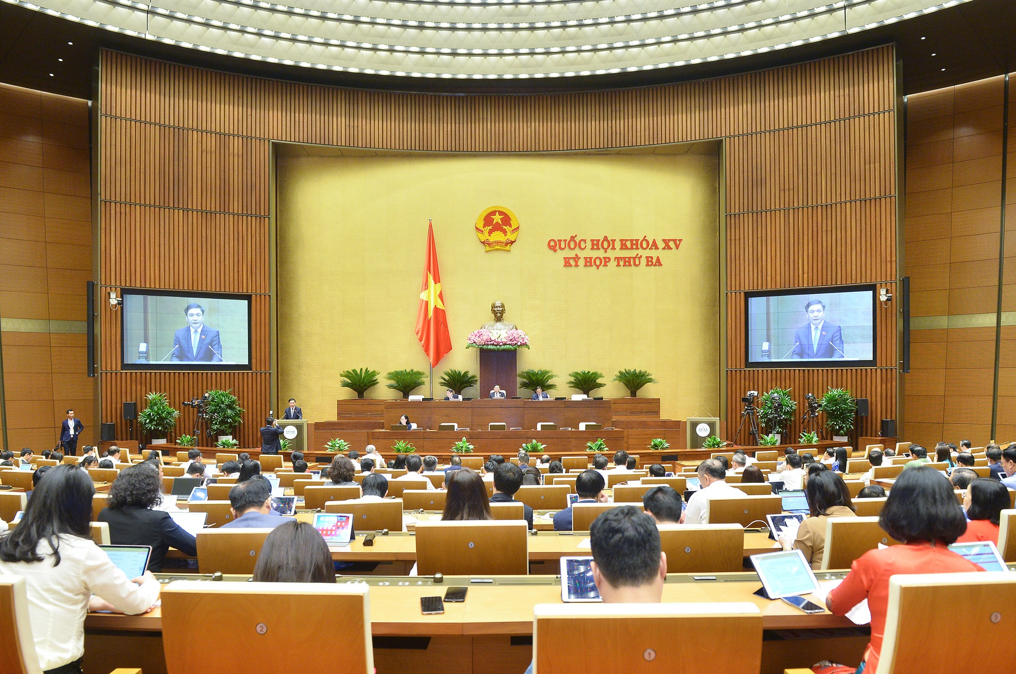 Dự án đường Hồ Chí Minh: Bộ trưởng Nguyễn Văn Thể nói chưa cân đối bố trí đủ vốn, Ủy ban KH, CN&MT nói gì? - Ảnh 1.