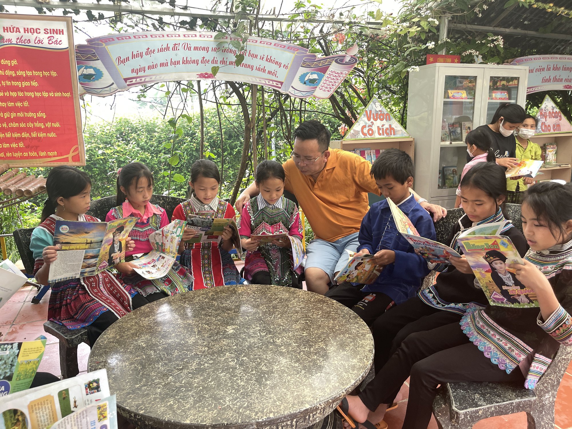 “Tiếp lửa” thư viện xanh, tủ sách tri thức cho học sinh vùng cao ở Lào Cai - Ảnh 6.
