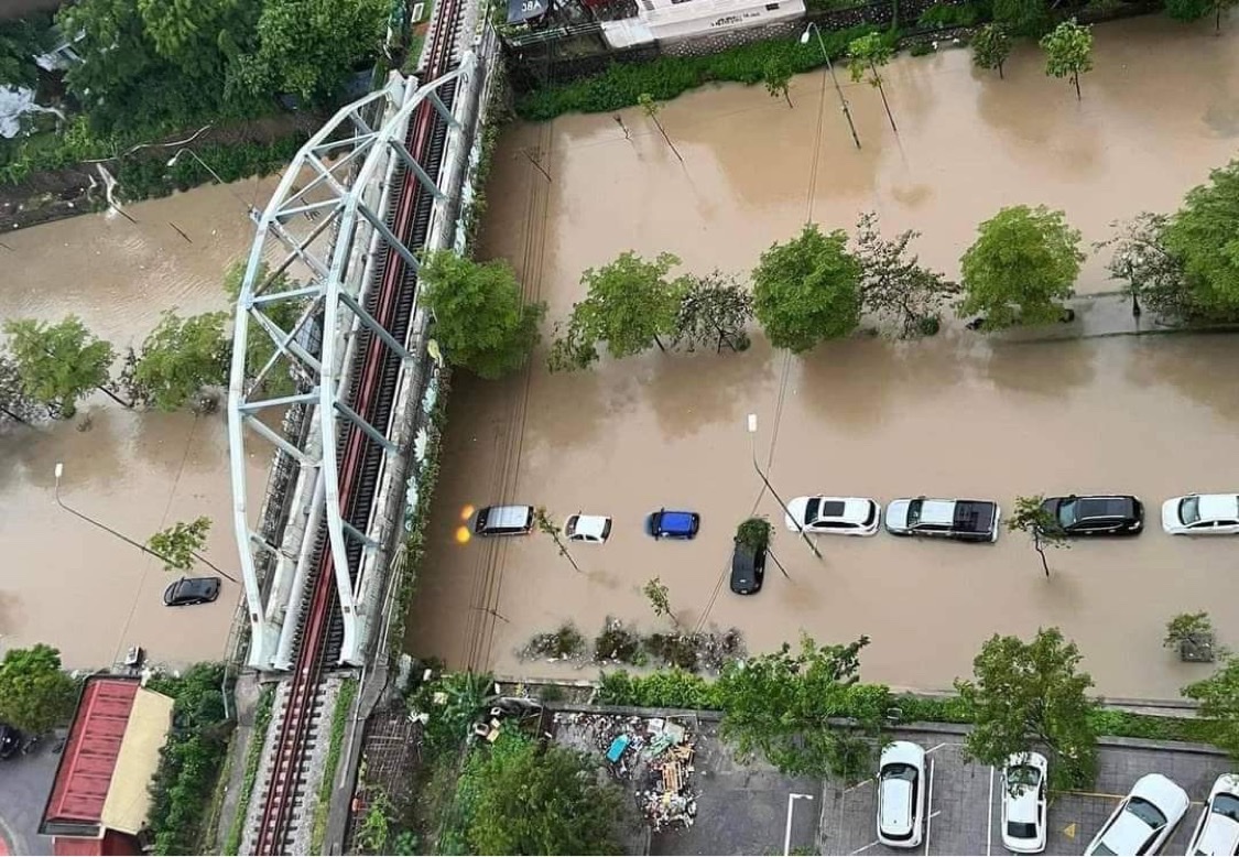 Bắc Ninh: Mưa lớn khiến đường ngập sâu cả mét, ô tô nổi lềnh bềnh - Ảnh 1.