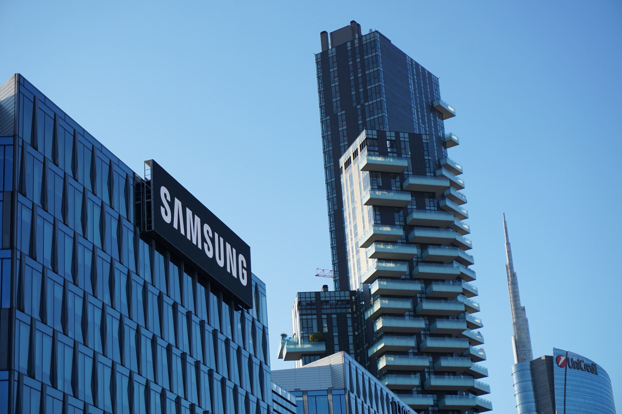 Samsung Group will invest 450 trillion won ($356 billion) over the next five years to accelerate growth in semiconductors, biopharmaceuticals and other next-generation technologies.  Photo: @AFP.