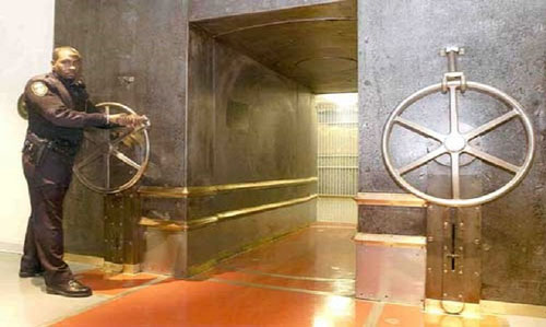 The secret hidden inside the most special gold vaults in the world - Photo 5.