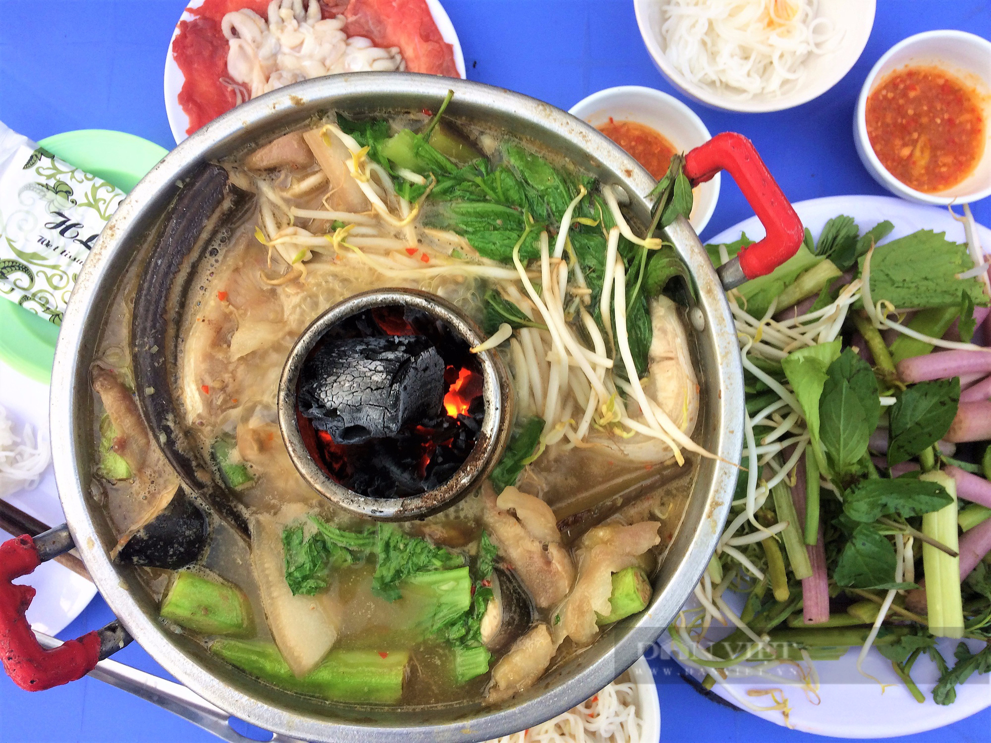 Sài Gòn quán: Lẩu mắm miền Tây đầy ắp cá, lươn, vị đậm đà, khách ngồi chờ cả tiếng mới được ăn - Ảnh 2.