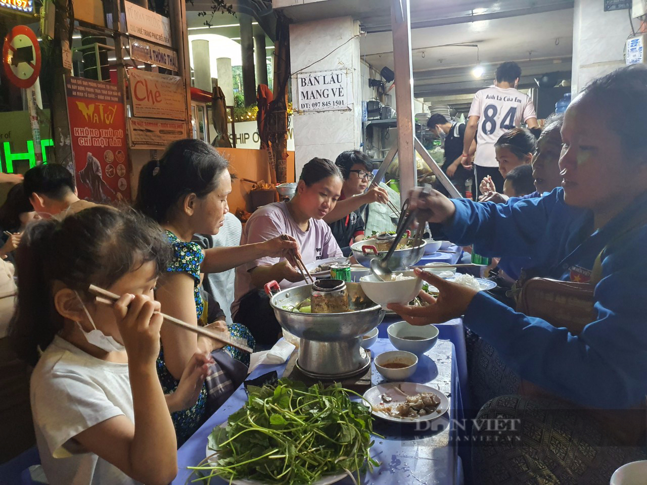 Sài Gòn quán: Lẩu mắm miền Tây đầy ắp cá, lươn, vị đậm đà, khách ngồi chờ cả tiếng mới được ăn - Ảnh 6.