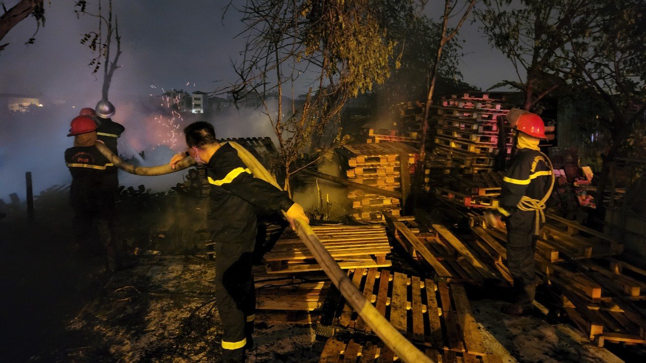 Thông tin chính thức vụ xuất hiện đám cháy giữa đêm ở Hà Nội - Ảnh 2.