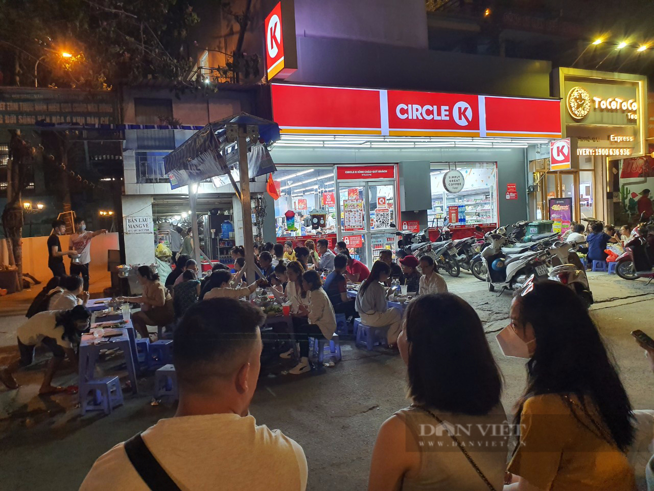 Sài Gòn quán: Lẩu mắm miền Tây đầy ắp cá, lươn, vị đậm đà, khách ngồi chờ cả tiếng mới được ăn - Ảnh 1.