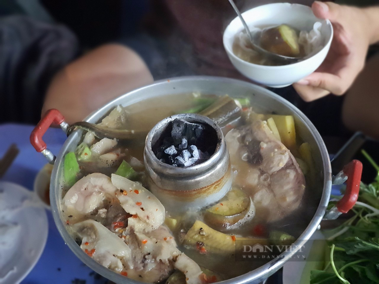 Sài Gòn quán: Lẩu mắm miền Tây đầy ắp cá, lươn, vị đậm đà, khách ngồi chờ cả tiếng mới được ăn - Ảnh 3.