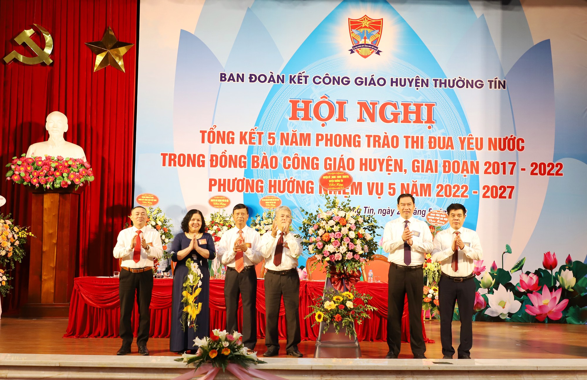 Thường Tín tổng kết 5 năm phong trào thi đua yêu nước trong đồng bào công giáo giai đoạn 2017-2022 - Ảnh 1.