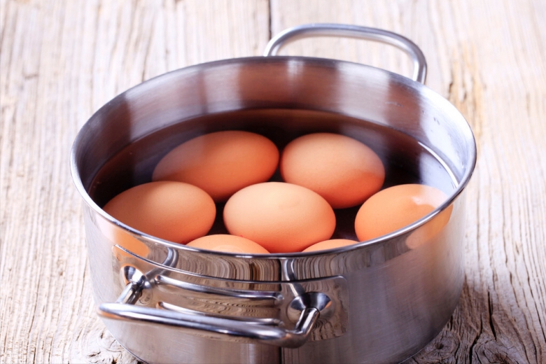 Luộc trứng, đừng chỉ cho vào nước, thêm 2 thứ nữa trứng vừa thơm ngon lại dễ bóc vỏ - Ảnh 1.