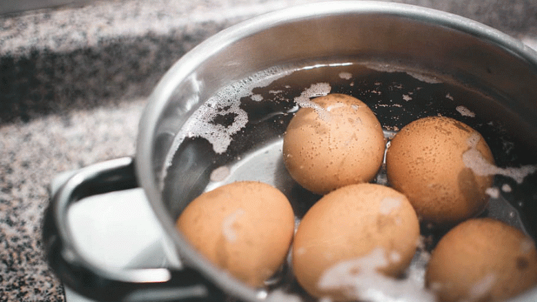 Luộc trứng, đừng chỉ cho vào nước, thêm 2 thứ nữa trứng vừa thơm ngon lại dễ bóc vỏ - Ảnh 2.