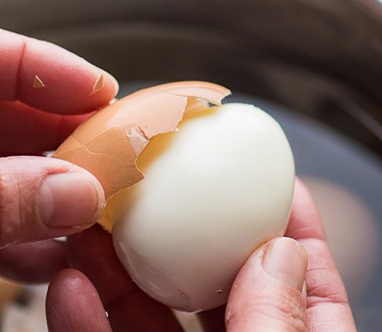 Luộc trứng, đừng chỉ cho vào nước, thêm 2 thứ nữa trứng vừa thơm ngon lại dễ bóc vỏ - Ảnh 3.