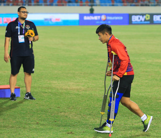 After surgery, how long does it take Le Van Xuan to return to the field?  - Photo 2.