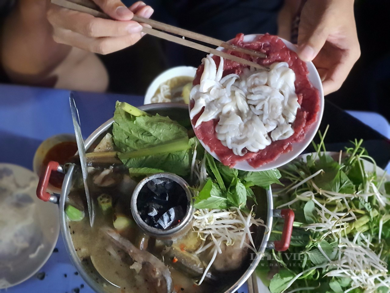 Sài Gòn quán: Lẩu mắm miền Tây đầy ắp cá, lươn, vị đậm đà, khách ngồi chờ cả tiếng mới được ăn - Ảnh 4.