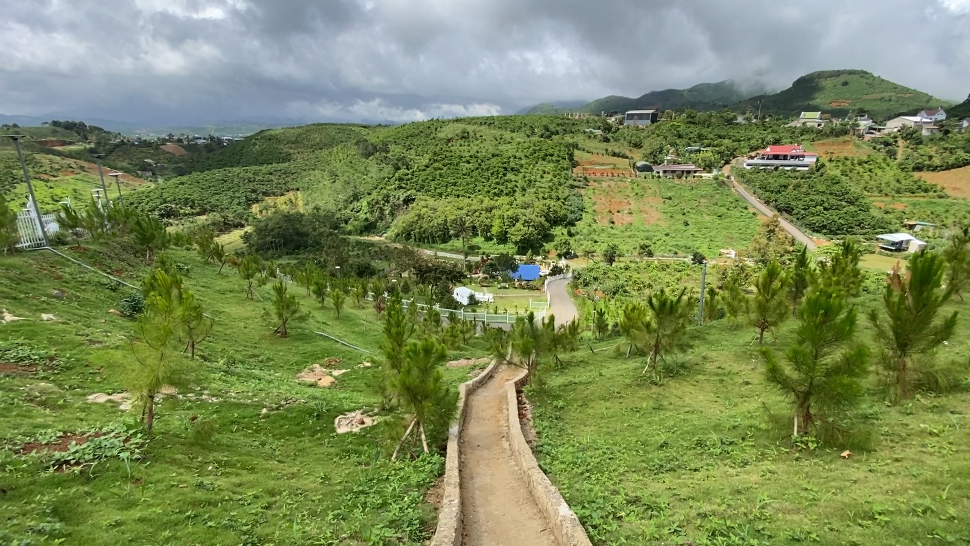 Vụ Ngọc Trinh khoe sở hữu lô đất 11ha ở Lâm Đồng: Khu đất có nhiều công trình không phép  - Ảnh 1.