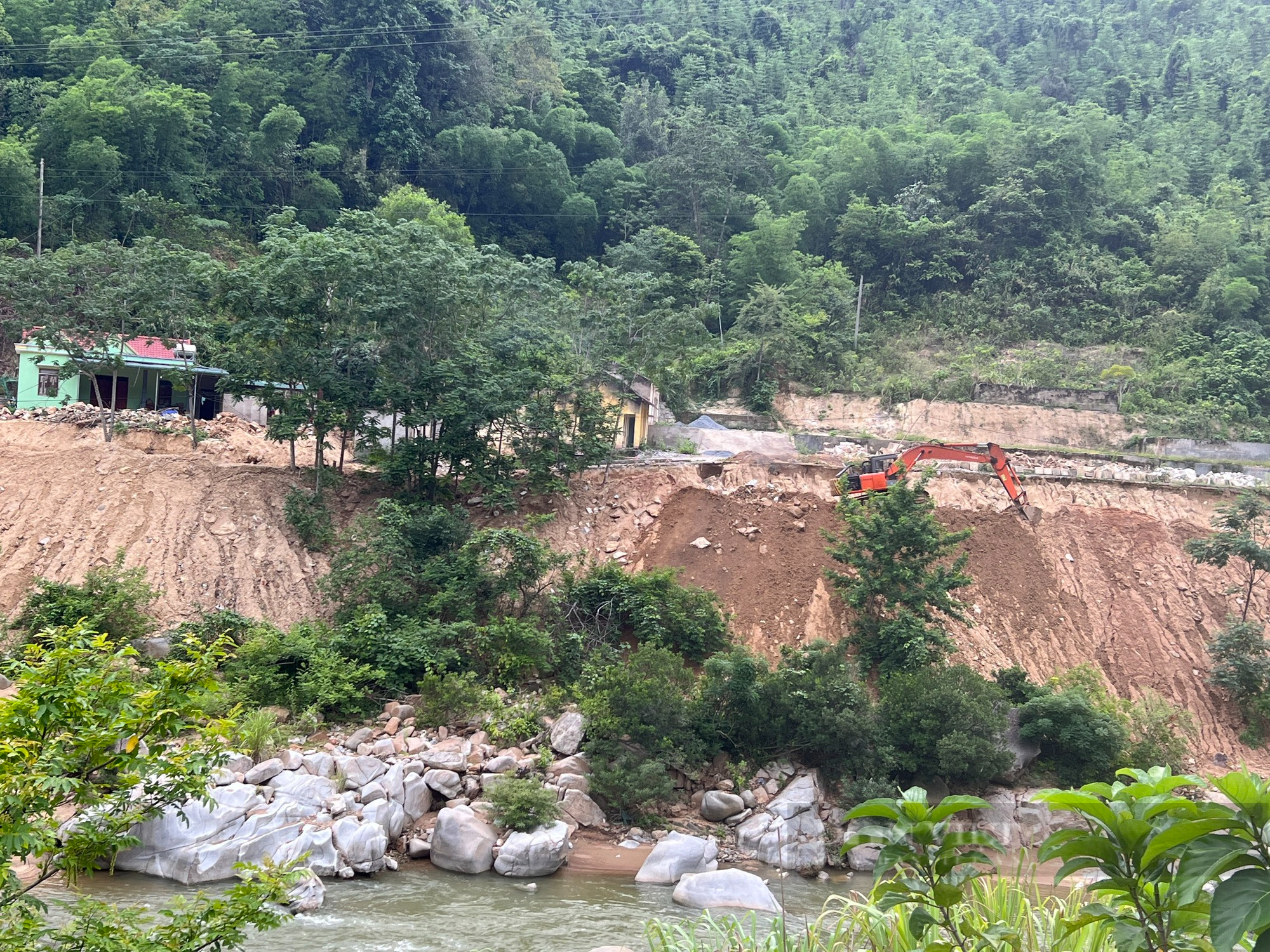 Thanh Hóa: Đơn vị thi công đường lén đổ đất thải xuống sông Lò - Ảnh 2.