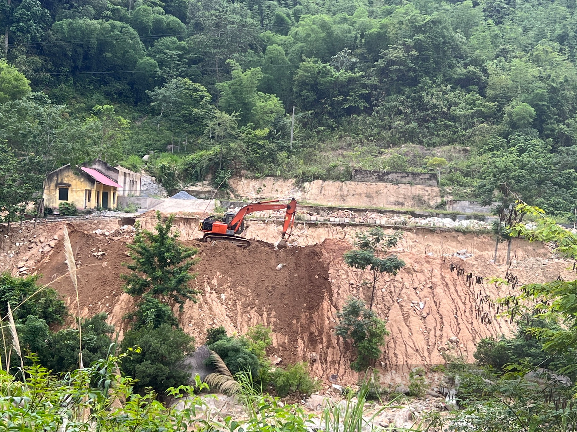 Thanh Hóa: Đơn vị thi công đường lén đổ đất thải xuống sông Lò - Ảnh 3.