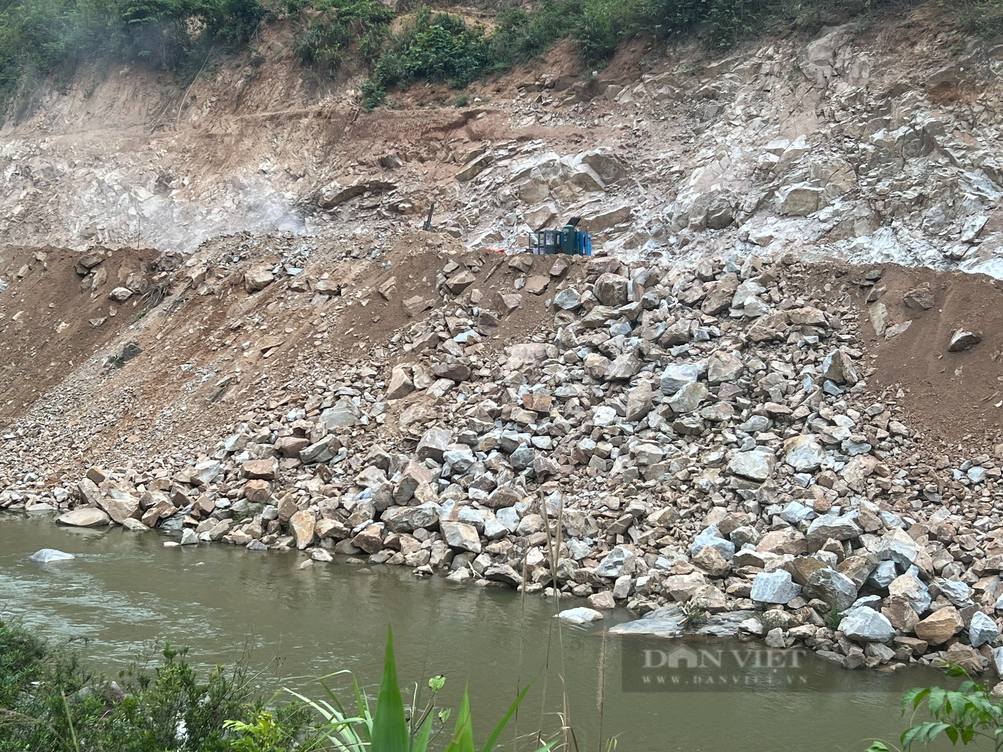 Thanh Hóa: Đơn vị thi công đường lén đổ đất thải xuống sông Lò - Ảnh 4.