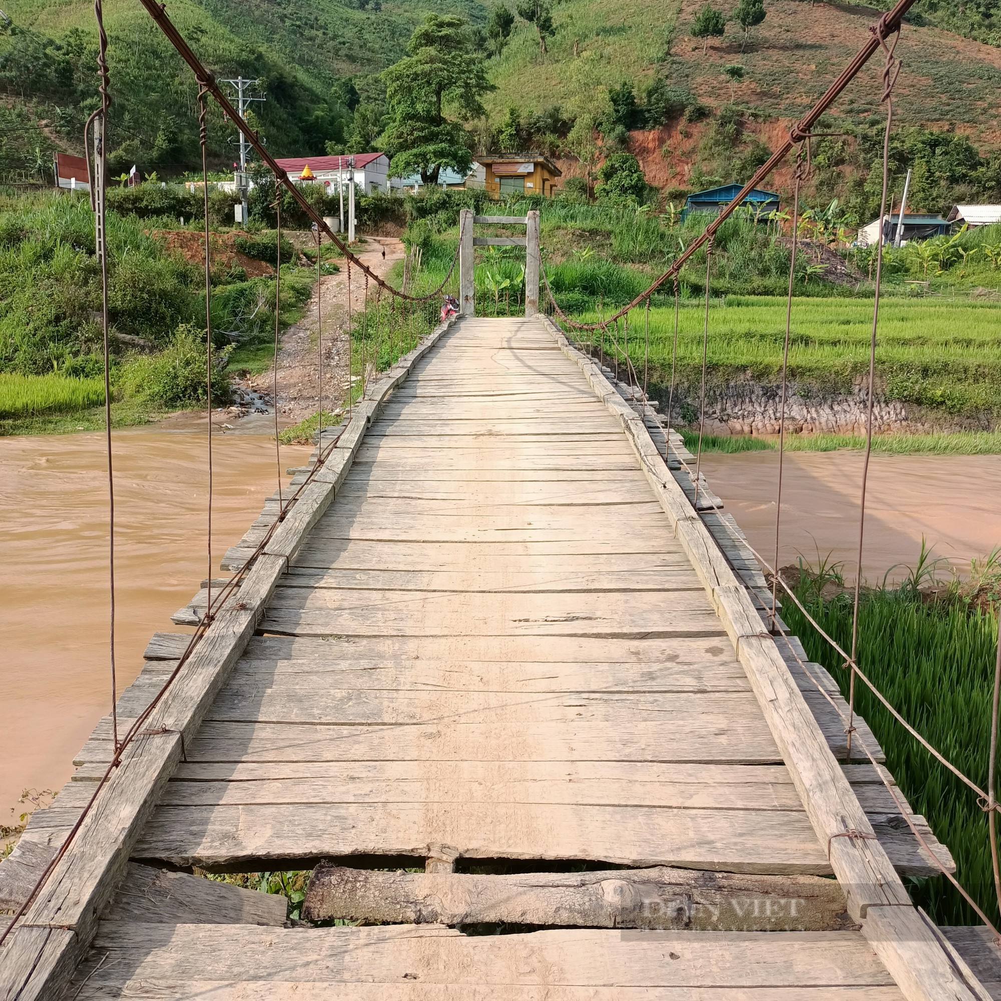 Sơn La: Đã tìm thấy cháu bé 8 tuổi mất tích do bị lũ cuốn trôi  - Ảnh 1.