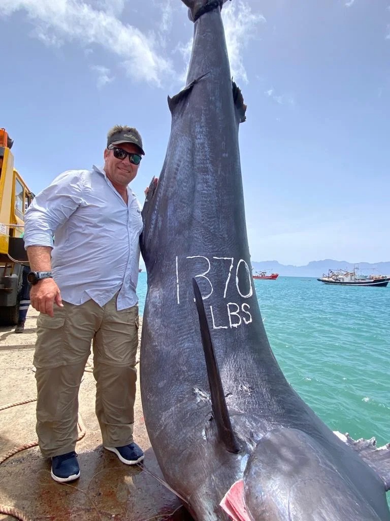 Choáng với cần thủ câu được cá khổng lồ dài 3,6m, nặng tới 621kg ở Châu Phi - Ảnh 1.