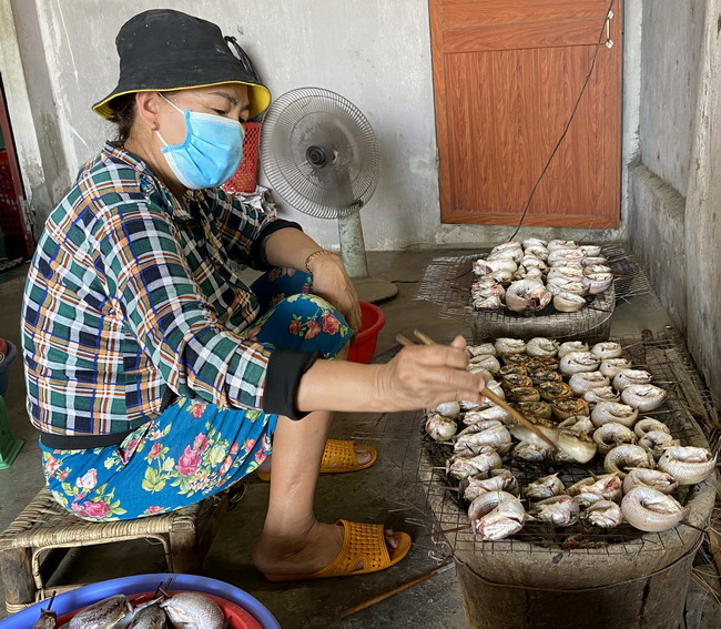 Đặc sản Bình Định đang hot là cá lóc nướng, dân ở đây báo trước hôm nay có cá lóc nuôi hay cá lóc đầm - Ảnh 1.