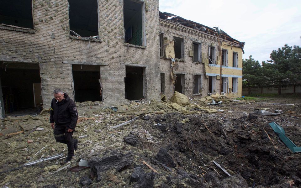 Ukraine tố Nga đã bắn phá hơn 40 thị trấn ở Donbass