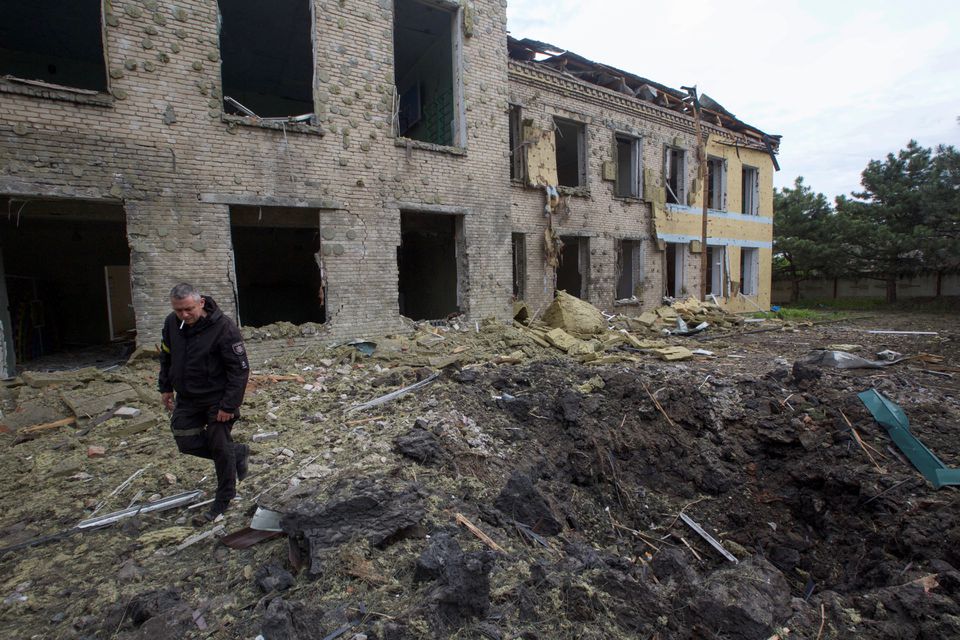 Ukraine tố Nga đã bắn phá hơn 40 thị trấn ở Donbass - Ảnh 1.