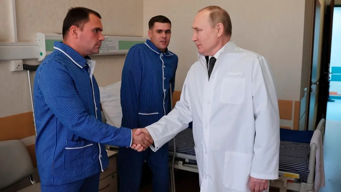 TT Putin bất ngờ thăm binh sĩ Nga bị thương trên chiến trường Ukraine, ký sắc lệnh đặc biệt này - Ảnh 1.