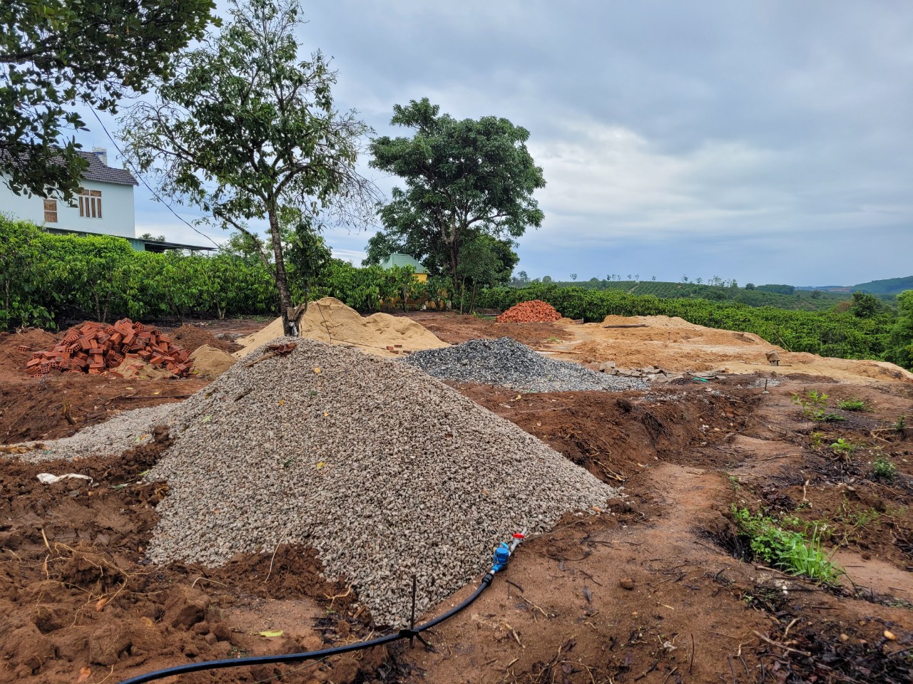 Thông tin mới vụ Chủ nhiệm UBKT huyện Ủy ở Kon Tum bị xử phạt vì hủy hoại đất - Ảnh 1.