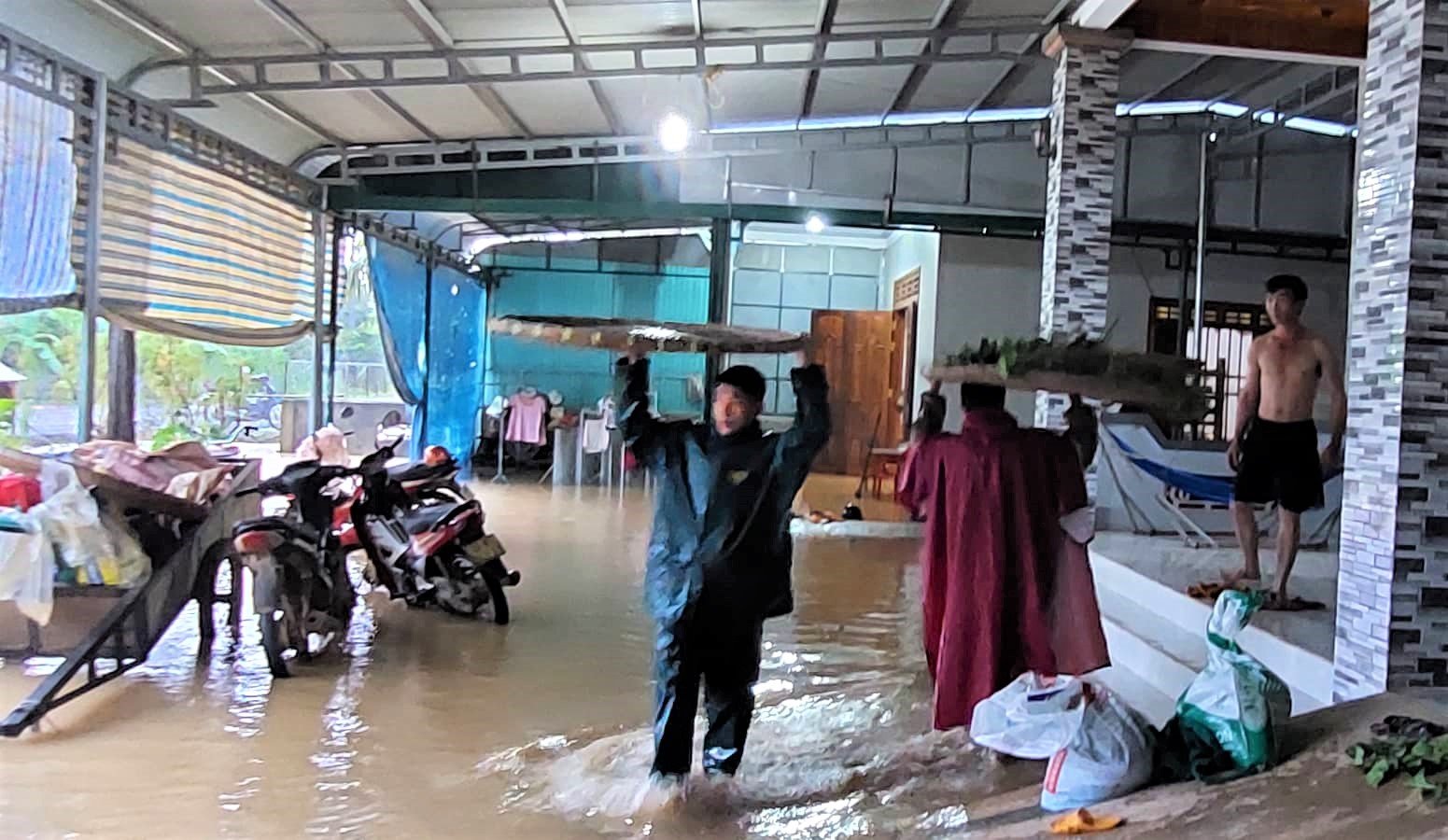 Lâm Đồng: Mưa lớn kéo dài gây ngập cục bộ nhiều thôn, dâu tằm, ao cá trôi theo dòng nước - Ảnh 6.