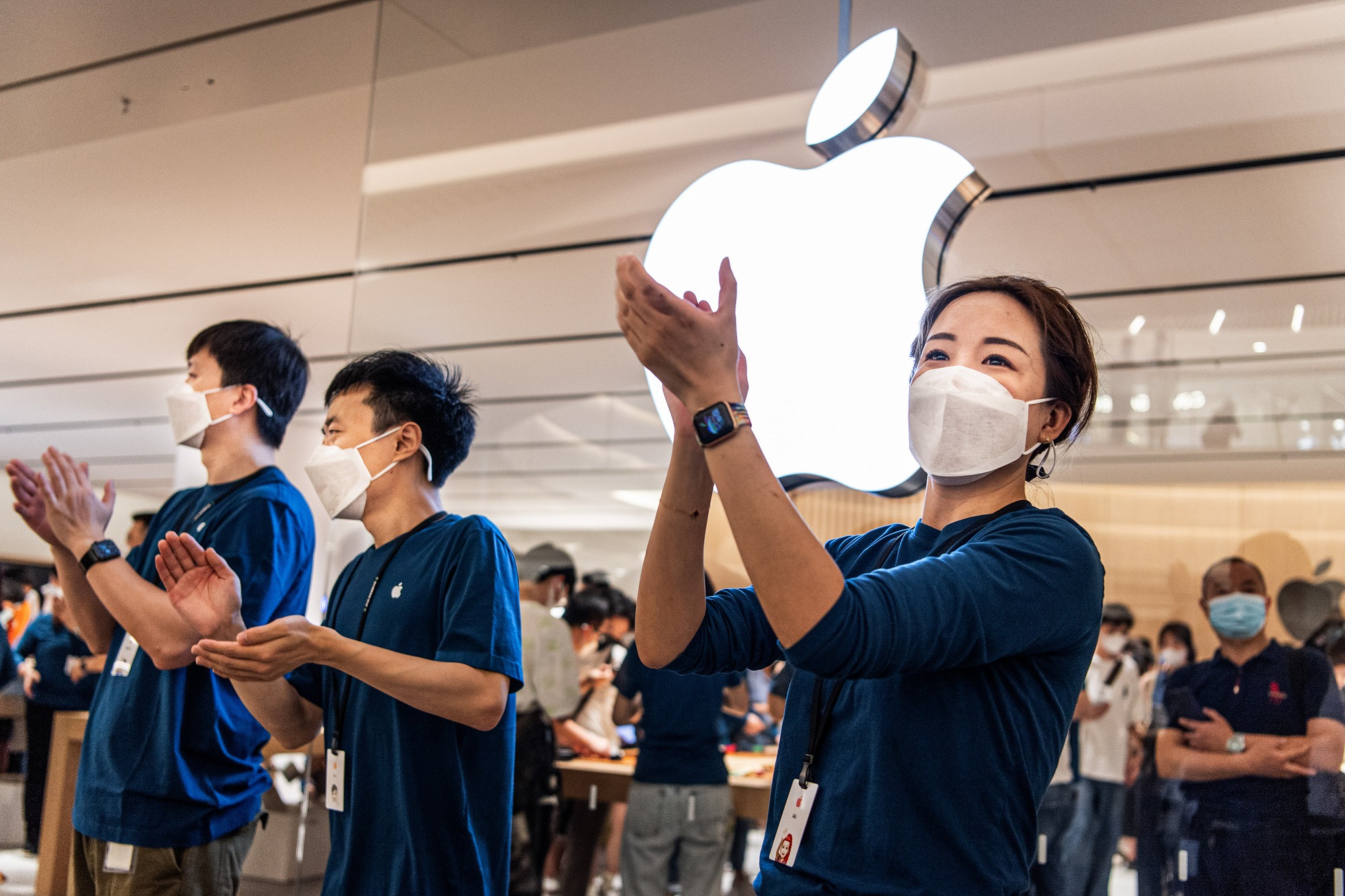 Apple đang tăng lương cho nhân viên bán lẻ để đáp ứng các điều kiện thị trường, công ty cho biết hôm 25/5. Ảnh: @AFP.