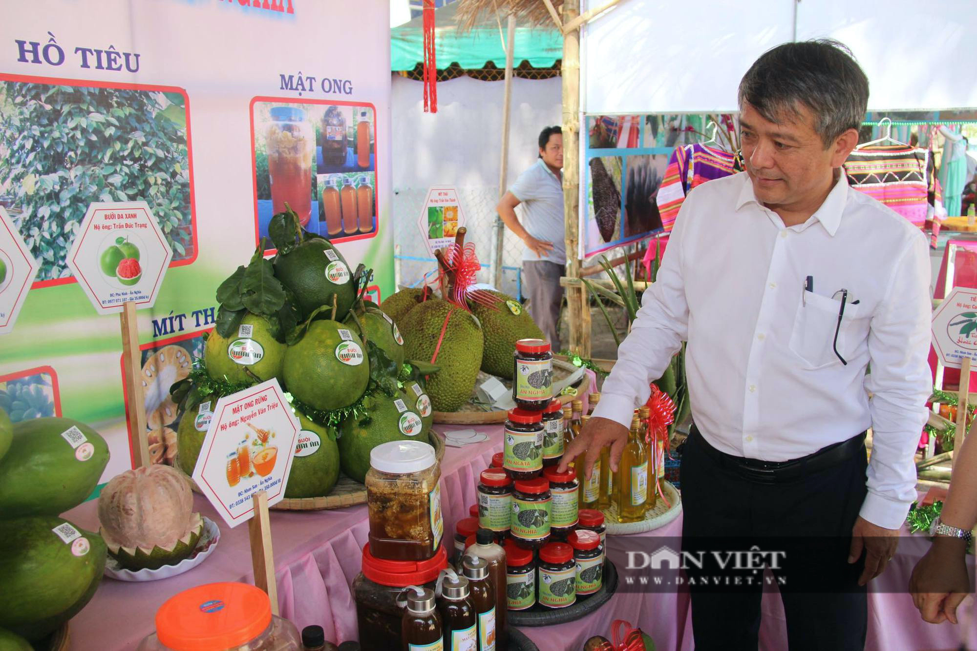 Bí thư, Chủ tịch ở 'thủ phủ cây ăn quả' Hoài Ân quảng bá nông sản sạch giúp nông dân - Ảnh 2.