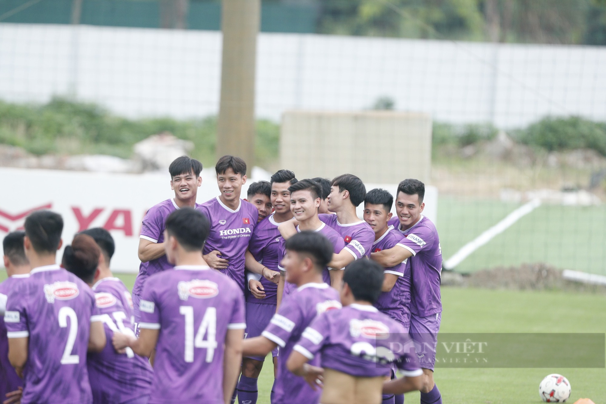 Quang Hai and Van Toan shook hands while playing the game - Photo 7.