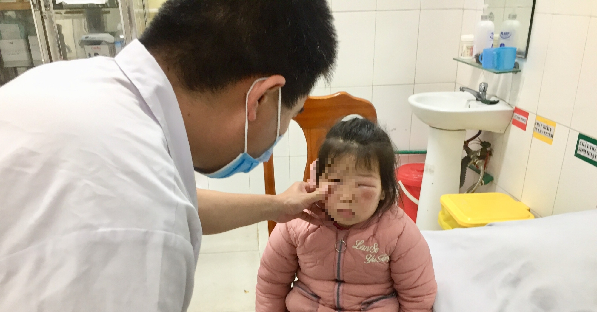 Washing her eyes with betel leaves, a 6-year-old girl almost went blind