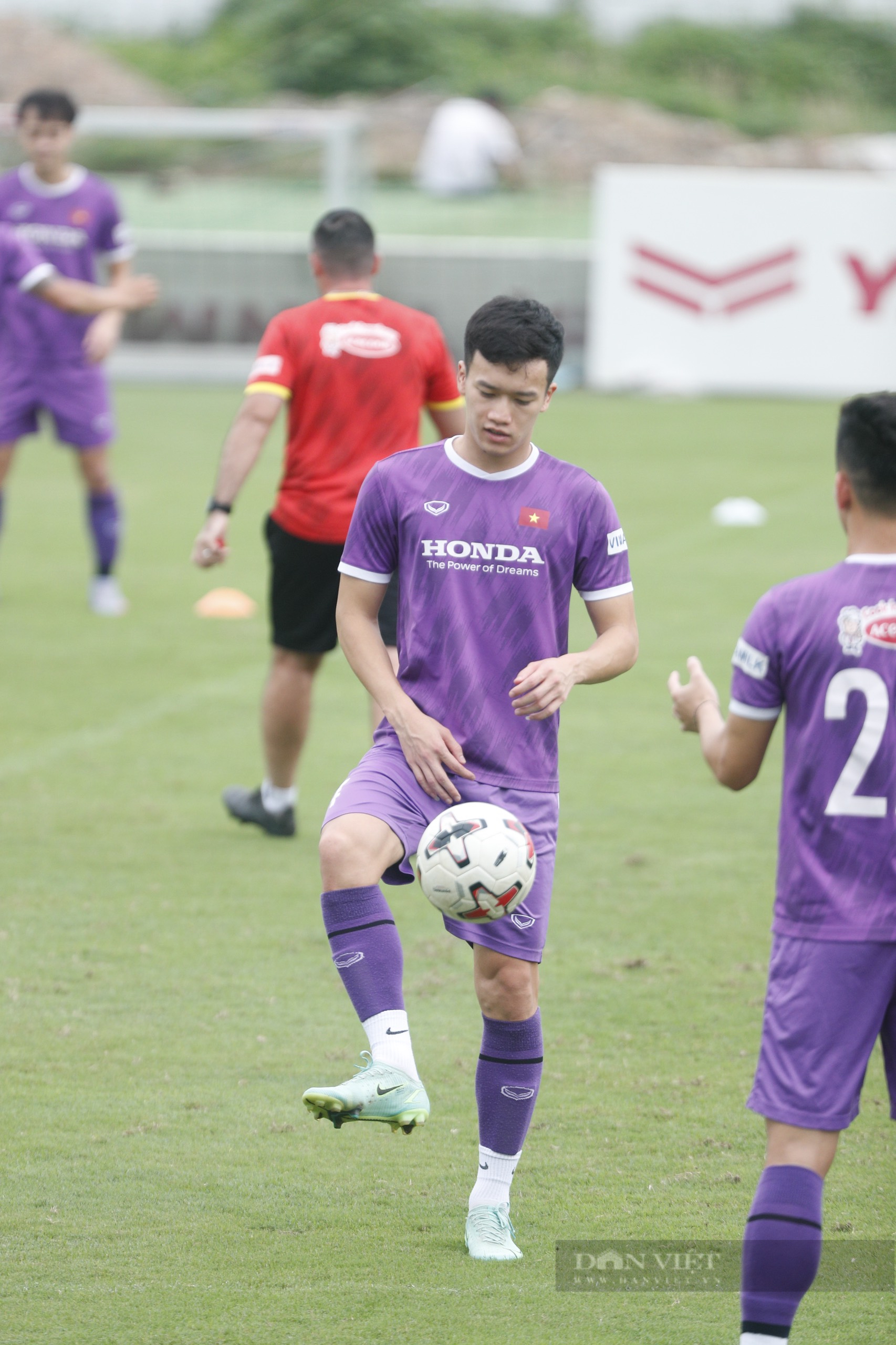 Quang Hai and Van Toan shook hands while playing the game - Photo 4.