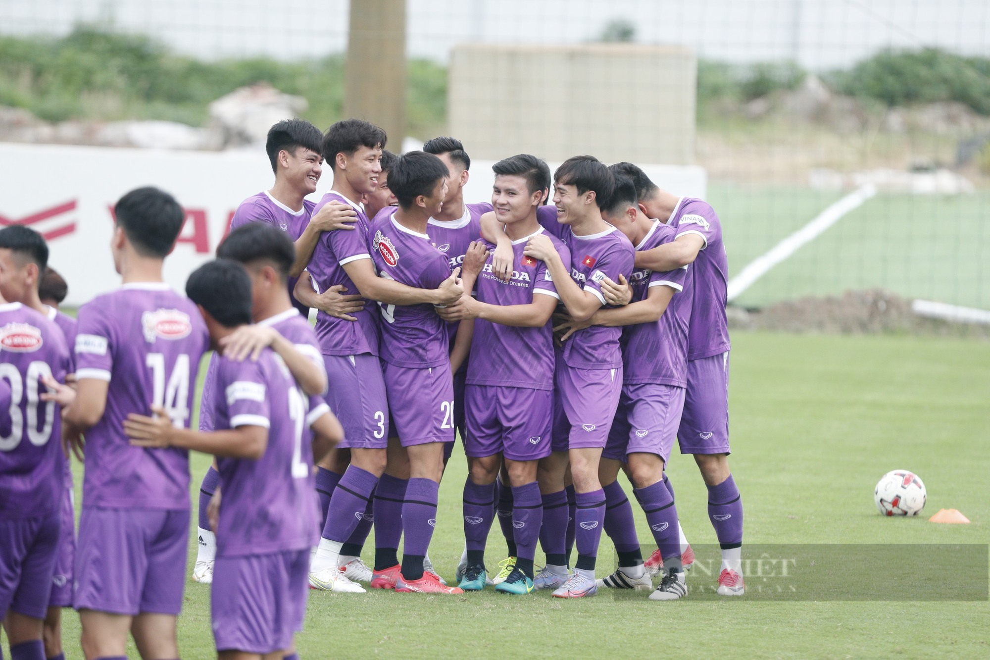 Quang Hai and Van Toan shook hands while playing the game - Photo 1.